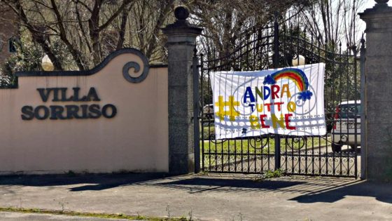 Degenti Rsa, appendono striscione ‘#Andràtuttobene’