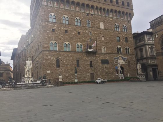 Edicolante di piazza Signoria: “Si sta aperti giusto per prendere una boccata d’aria”