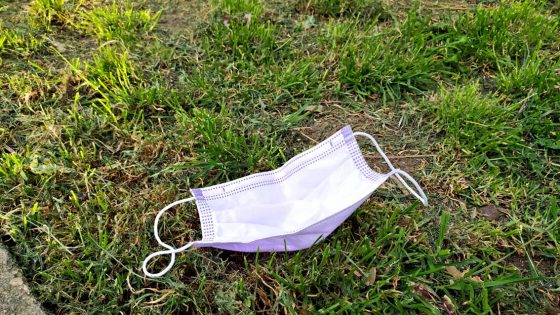 Legambiente: “Basta gettare in terra guanti e mascherine”
