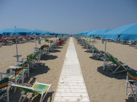 Fase 2: stabilimenti balneari in Versilia aperti per protesta