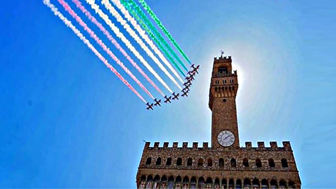 Frecce Tricolori sorvolano il centro storico