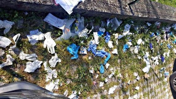 Viareggio, mascherine e guanti abbandonati in strada