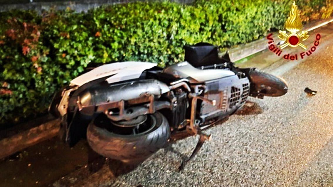 Scooter contro auto, muore 17enne