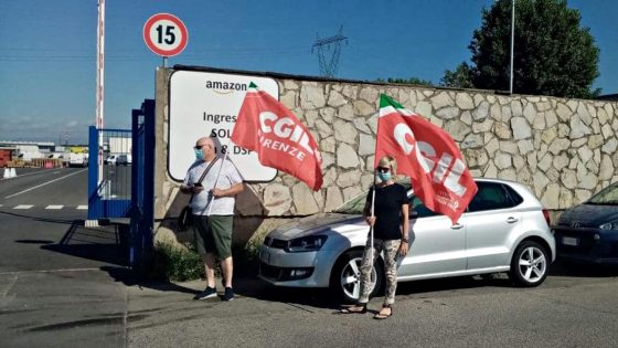 Protesta dei corrieri alla sede di Amazon