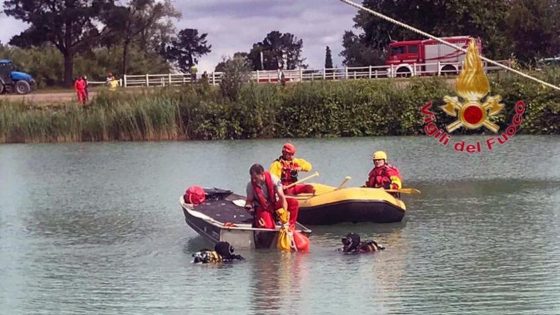 Si ribalta barchino, su laghetto di un maneggio, un morto