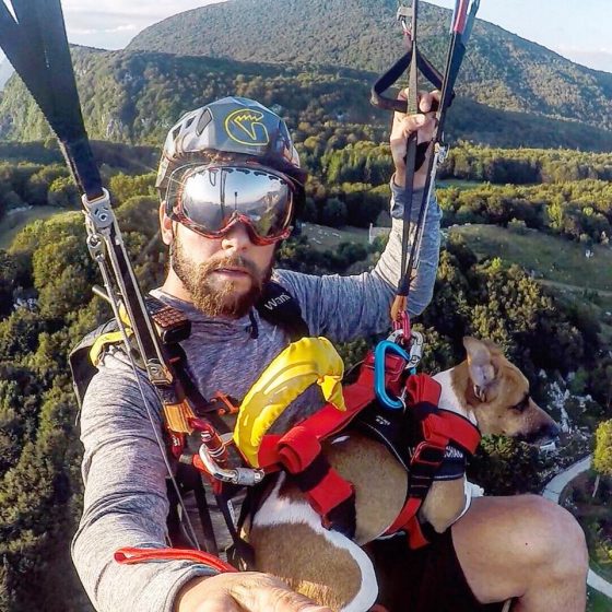 Paracadutista trovato morto sotto traliccio a Piombino, ipotesi base jumping finito male