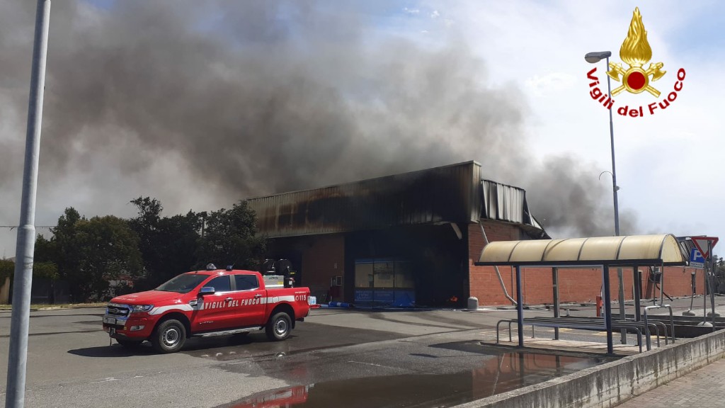 Incendio distrugge un grande magazzino nel Livornese