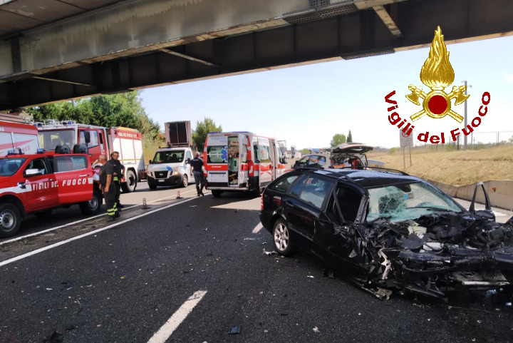 Incidente mortale sulla Fi-Pi-Li, camion scavalca corsia e si scontra con un’auto