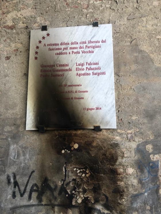 Grosseto. Incendiata la targa che ricorda i partigiani caduti