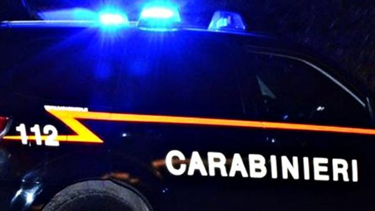 Circola a mezzanotte con fucile di precisione, arrestato