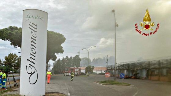 Incendio Ghiomelli Garden, Comune: tenere chiuse le finestre
