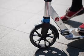 Corsie ciclabili e monopattini elettrici, un vademecum per l’uso corretto