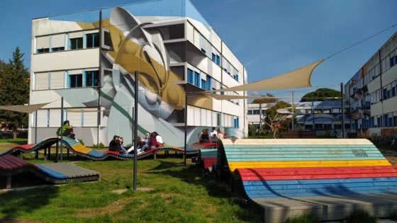 Le illusioni geometriche dello street artist Peeta colorano i muri dell’ITT Marco Polo