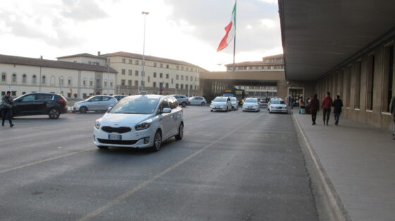 Tassista a Firenze insegue scippatore e fa restituire borsa
