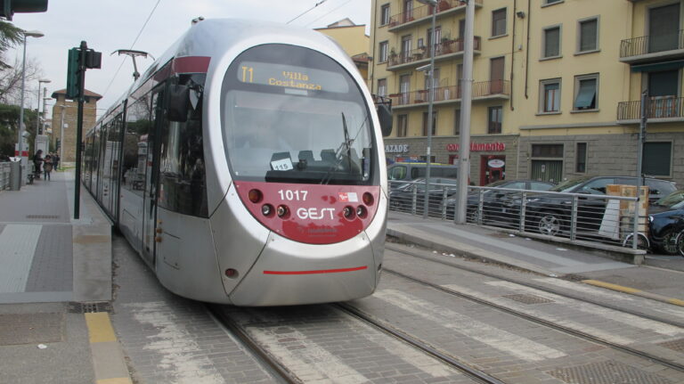 Due bambine ferite in scontro tramvia-auto a Firenze