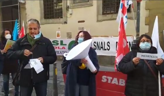 “Azzolina facci uscire dall’imbuto”: il flash mob della scuola