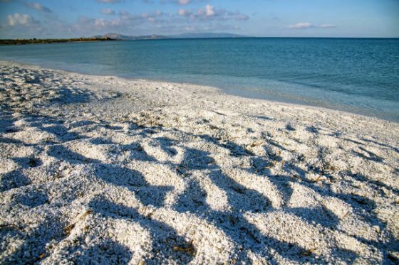 Turista toscana restituisce 15 chili di sabbia alla Sardegna