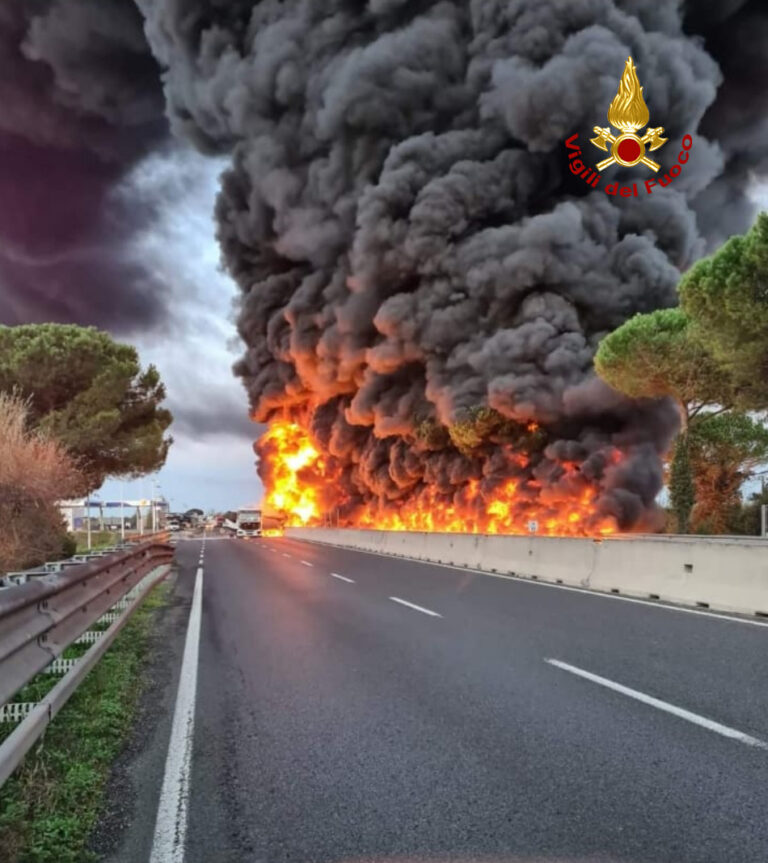 Camion a fuoco, Comune Massarosa invita a ‘chiudere finestre’