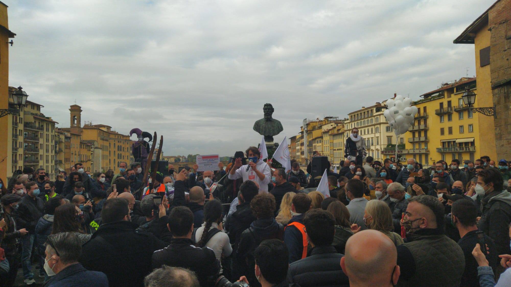 Da Ponte Vecchio a Palazzo Chigi il ‘Cammino degli Inessenziali’: parte oggi da Firenze #contearriviamo