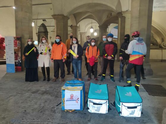 “Sicurezza stradale per chi ci porta il cibo”, 700 bracciali catarifrangenti per riders