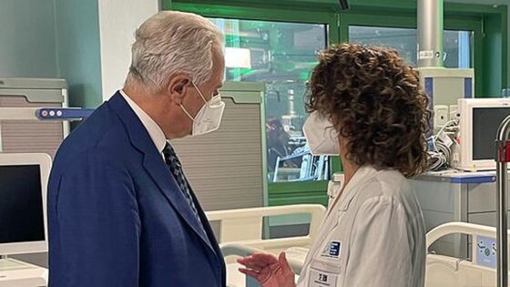 Positivi in aumento, ma con più tamponi, in Toscana