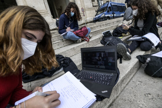 Save the Children: con DAD cresce abbandono, a rischio 34 mila studenti
