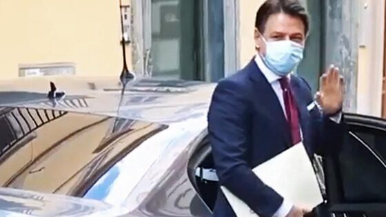 Conte torna Università Firenze, organizzato presidio contro