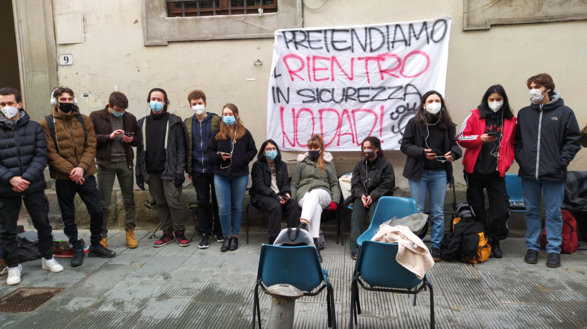 Priorità alla scuola, protest scuole superiori, didattica all'aperto
