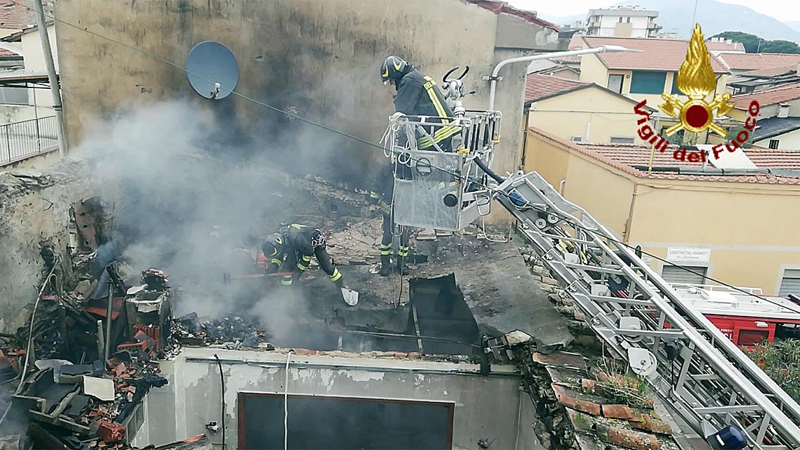 Crollo del tetto di una palazzina per un incendio