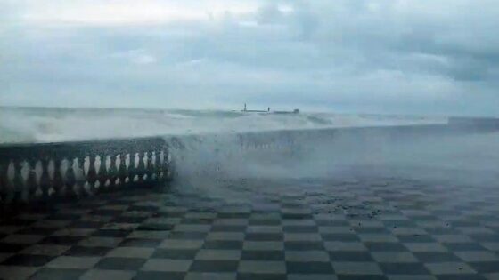 Mareggiata Livorno: danni a Terrazza Mascagni, proroga allerta arancione