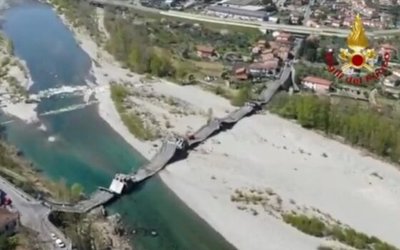 Maltempo: piena del Vara travolge resti ponte Albiano Magra, stop traghetti per Elba