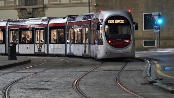 Tram a batteria prima prova tra Stazione-Alamanni e Fortezza