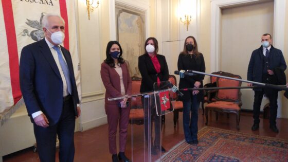 Azzolina a Firenze: “la scuola è ambiente controllato, studenti ci vadano”