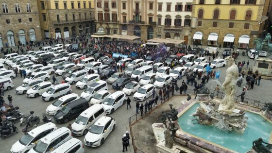 Corteo di auto a Pz. Signoria:”Il Governo deve risarcire i danni”, ristoratori, tassisti, ambulanti