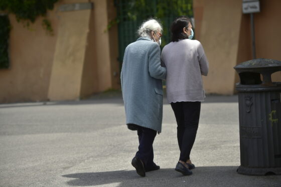 Vaccini anti Covid: assistenti domiciliari chiedono tutele e diritti