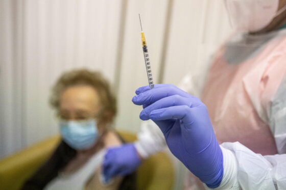 Vaccini: da oggi 60-79enni dose J&J senza prenotarsi