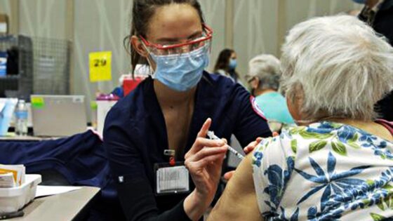 Vaccino, in Toscana agende aperte per gli over 70