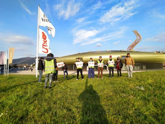 Texprint: flash mob Sì Cobas con bandiera di protesta al Pecci