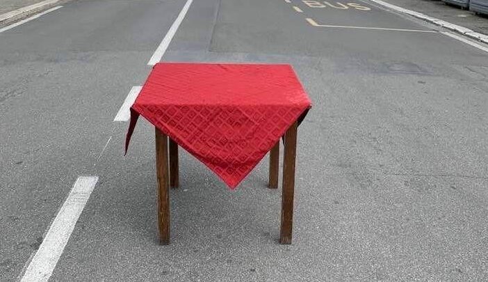 Un tavolino in mezzo alla strada. La protesta ad Arezzo