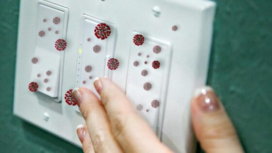 Controlli Covid su superfici, tracce virus su pulsantiera bus