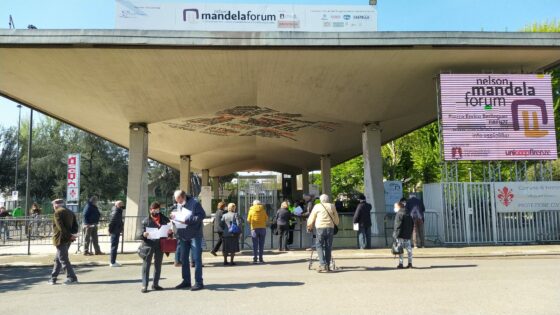 “È difficile prenotarsi sul portale per le persone anziane”, riparte hub Mandela