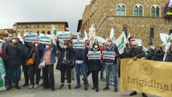 “Fermi da 14 mesi, sussidi miseri, fateci lavorare”, ambulanti in piazza a Firenze