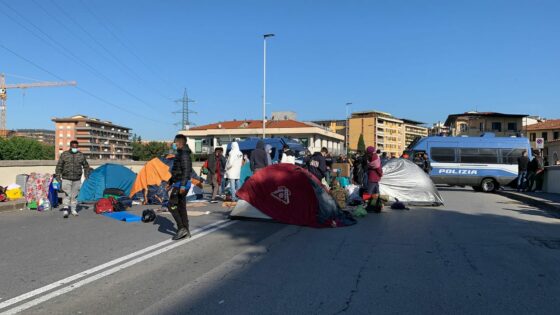 Sgombero in via Baracca: pasti caldi a persone in strada