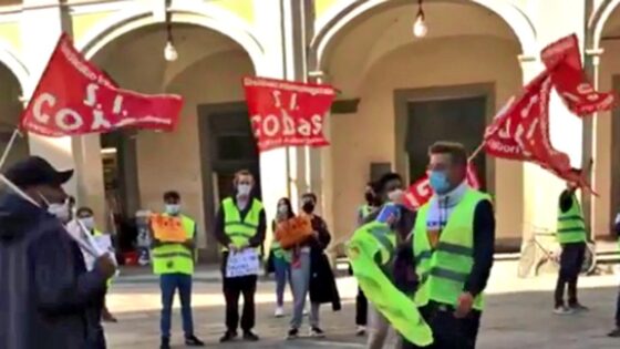 Tensioni e contatti tra polizia e manifestanti davanti a cancelli di Texprint