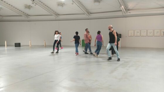 🎧 Simone Forti, artista, coreografa e pioniera della performance in mostra al Centro Pecci