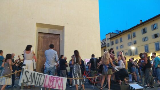 Un centinaio di manifestanti sul sagrato di Santo Spirito “Riprendiamoci gli spazi pubblici”
