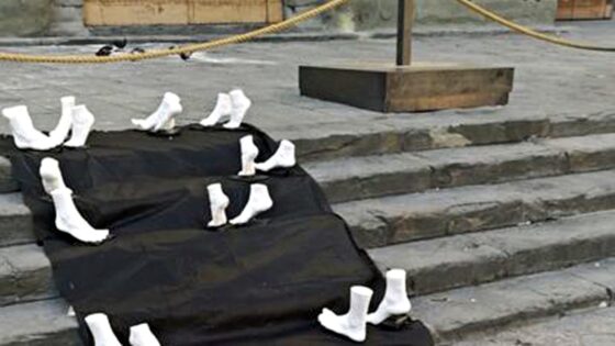 đ§ Opera d’arte per protesta sulla scalinata di Santo Spirito