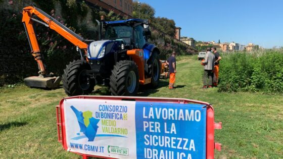 ‘Sfalcio artistico’ in riva d’Arno per ‘Terzo Giardino’