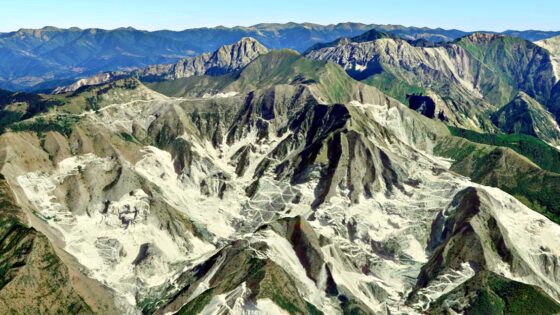 Apuane, imprenditori e lavoratori nelle cave, ambientalisti sulle cime