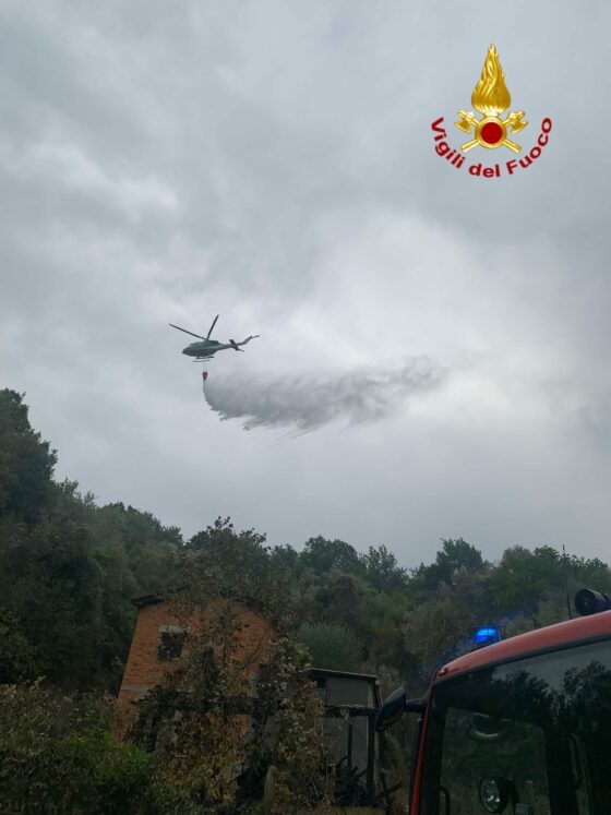 Due incendi in Maremma e all’Isola d’Elba, elicotteri regionali in azione